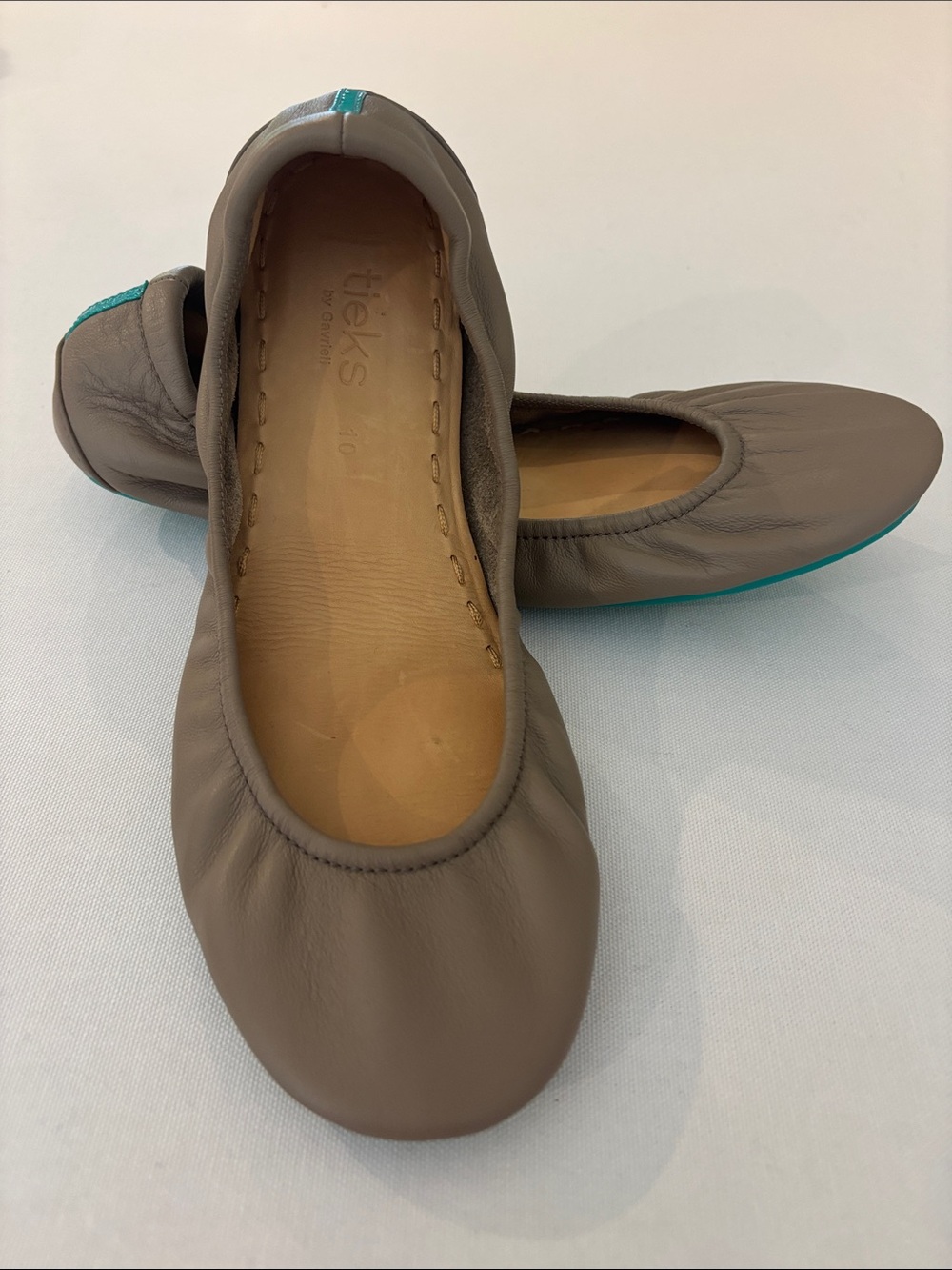 Tieks Women’s Taupe Leather Foldable Ballet Flats with Teal Trim. Size 10